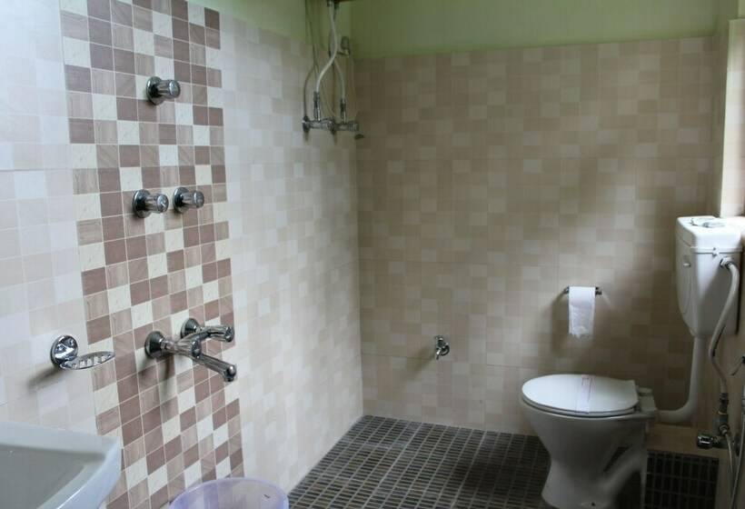 غرفة ديلوكس, The Hill Castle