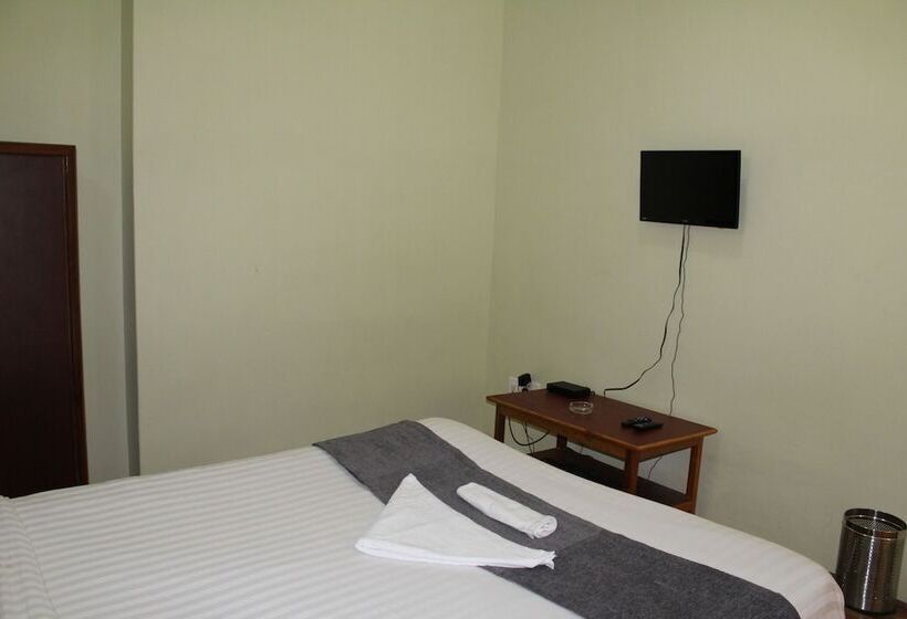 غرفة ديلوكس, The Hill Castle