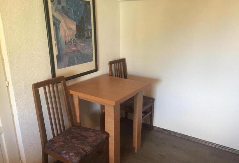 اتاق اکونومی یک تخته, Kitka Hostel Vratnica