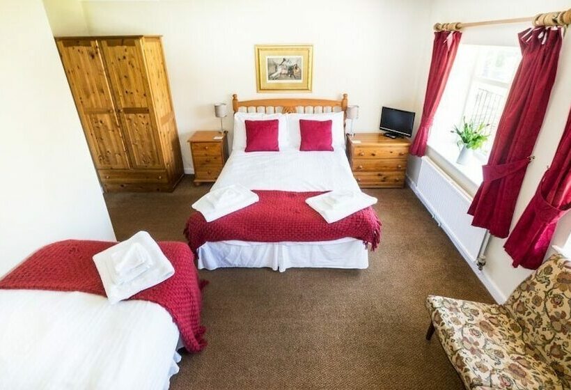 חדר משפחתי, The Hostelrie At Goodrich