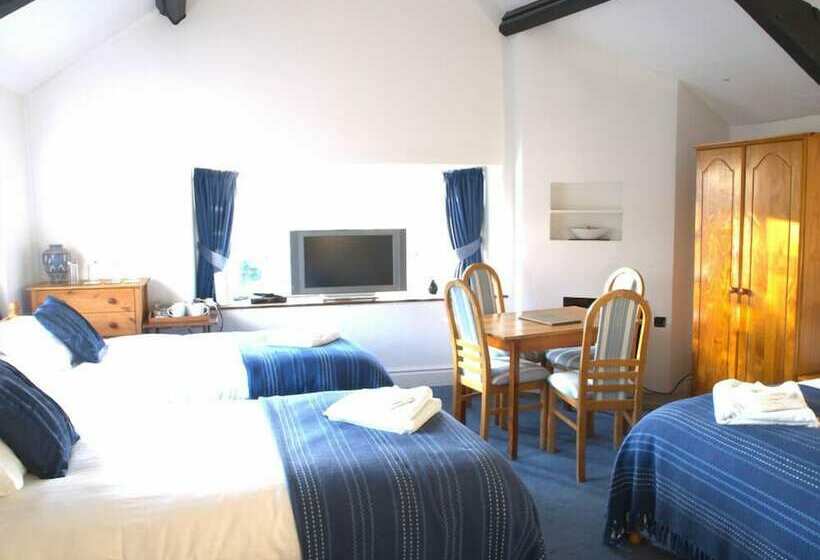 חדר משפחתי, The Hostelrie At Goodrich
