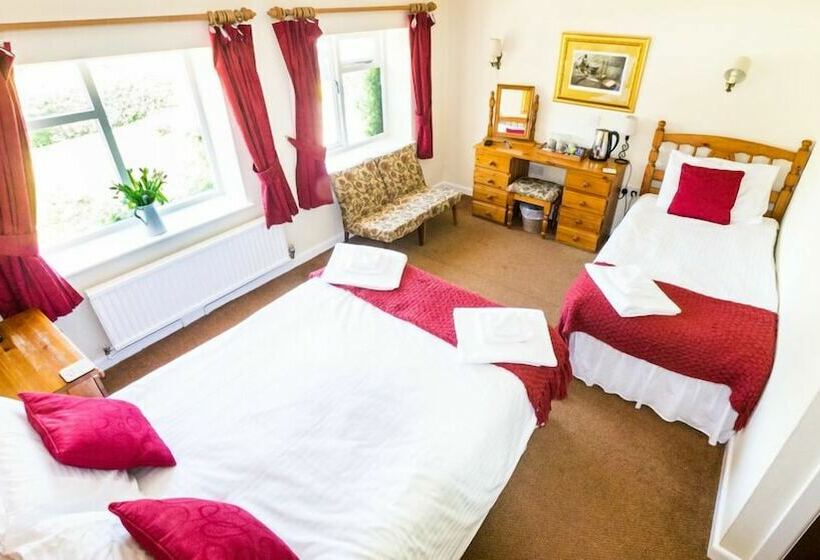 חדר משפחתי, The Hostelrie At Goodrich