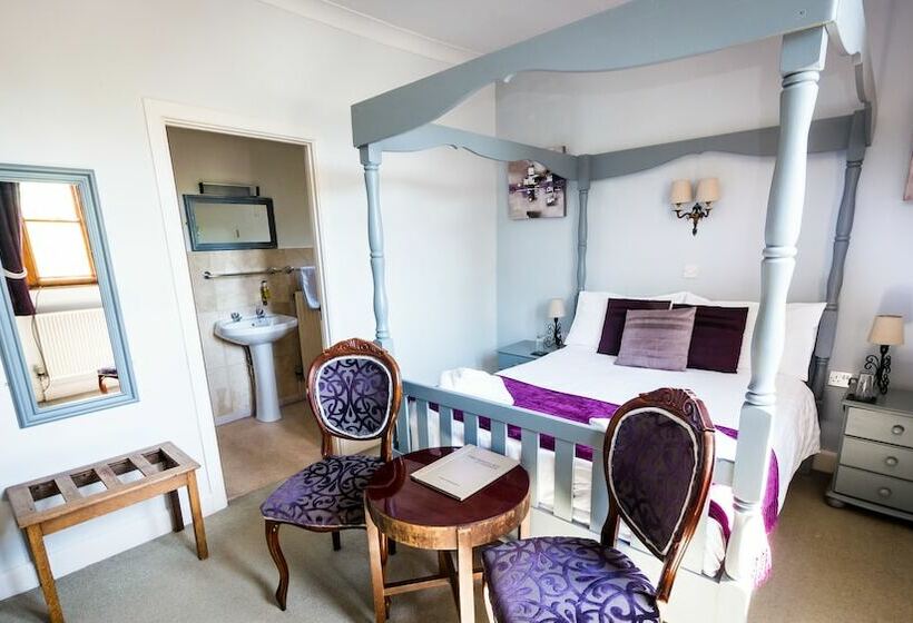 חדר משפחתי, The Hostelrie At Goodrich