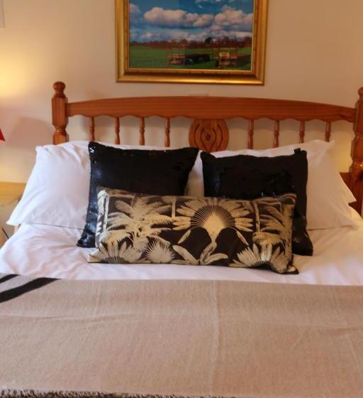 חדר משפחתי, The Hostelrie At Goodrich