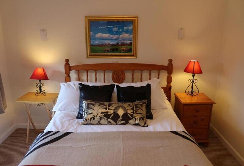 חדר משפחתי, The Hostelrie At Goodrich