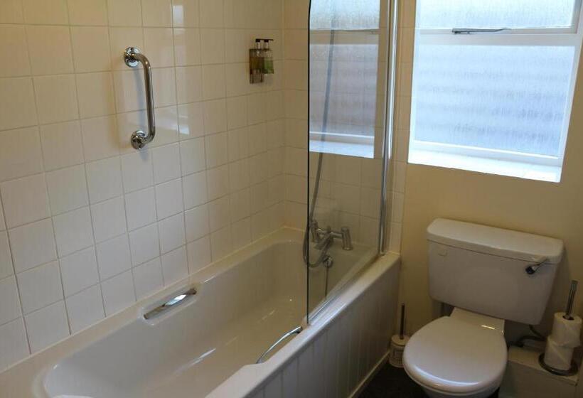 חדר משפחתי, The Hostelrie At Goodrich