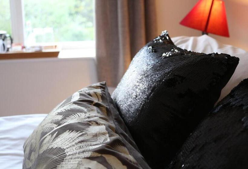 חדר משפחתי, The Hostelrie At Goodrich