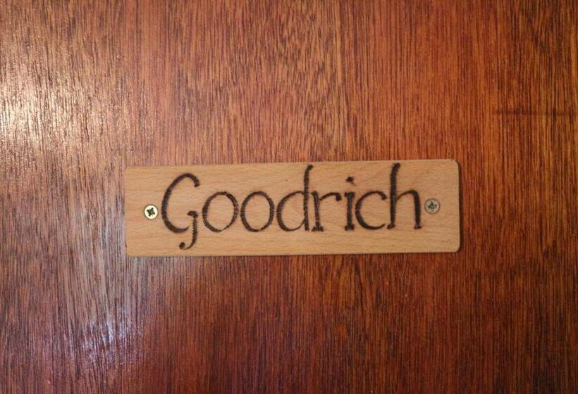 חדר משפחתי, The Hostelrie At Goodrich
