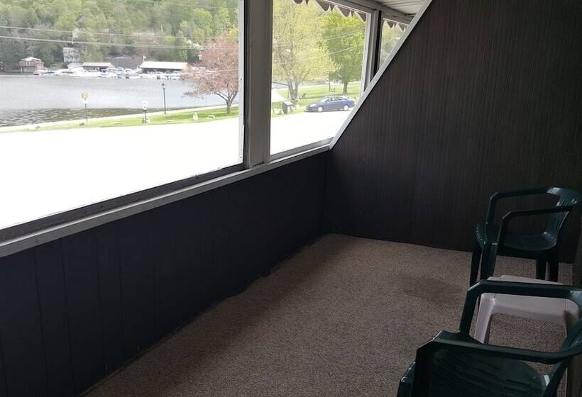 レイクビュースタンダードルーム, Clark S Beach Motel