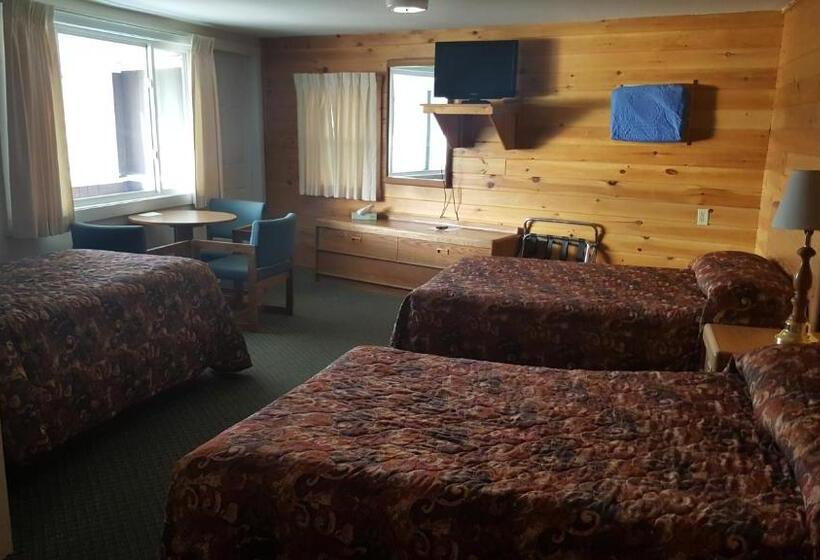 Трехместный Номер Стандарт с Балконом, Clark S Beach Motel