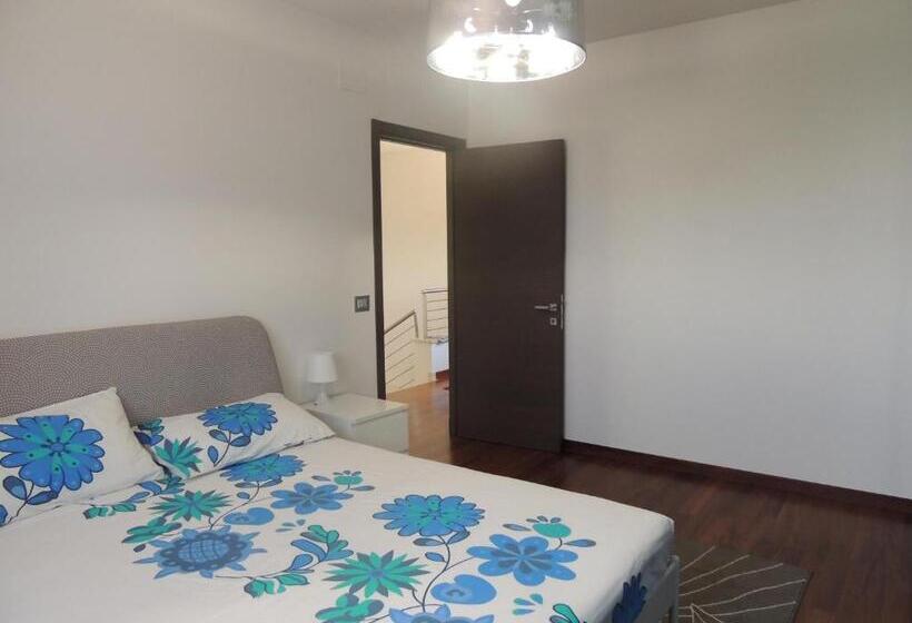 غرفة قياسية حمام مشترك, Ross House