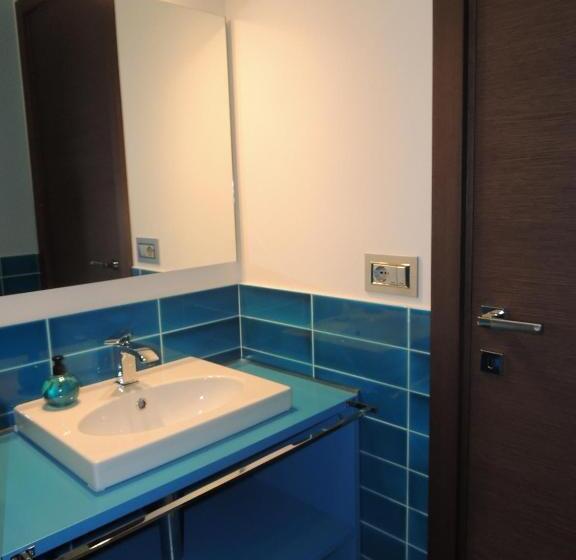 غرفة قياسية حمام مشترك, Ross House