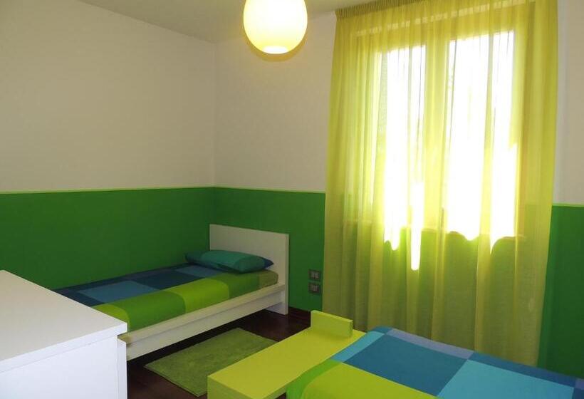 غرفة قياسية حمام مشترك, Ross House