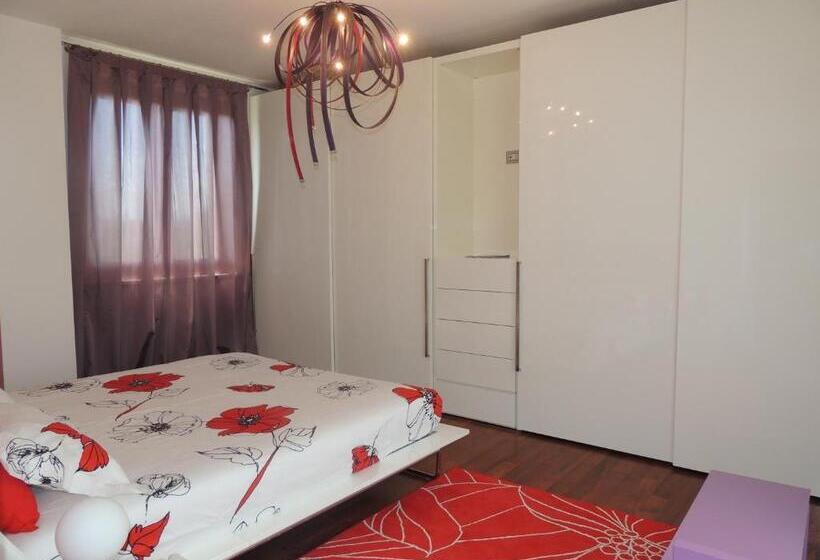 غرفة قياسية مع حمام خارجي, Ross House