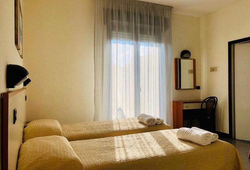 Quarto Economy, Garisenda B&b   In Centro A Riccione