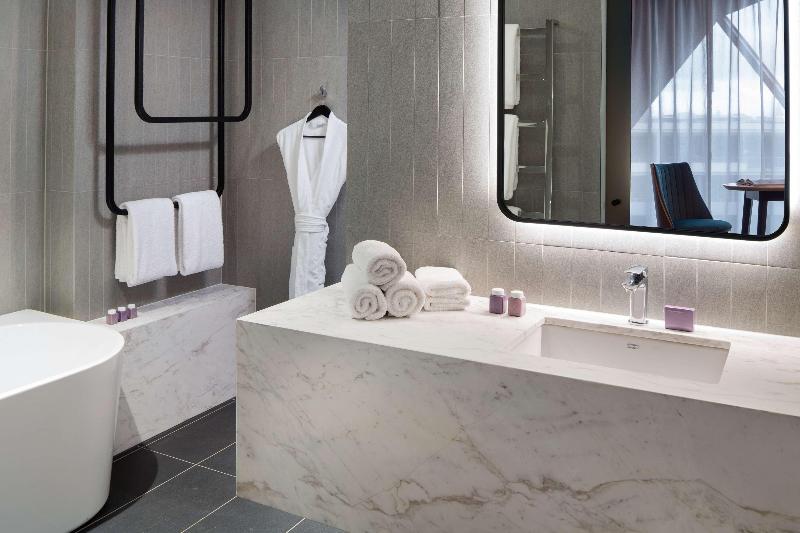 سوئیت با تخت بزرگ, West Hotel Sydney, Curio Collection By Hilton