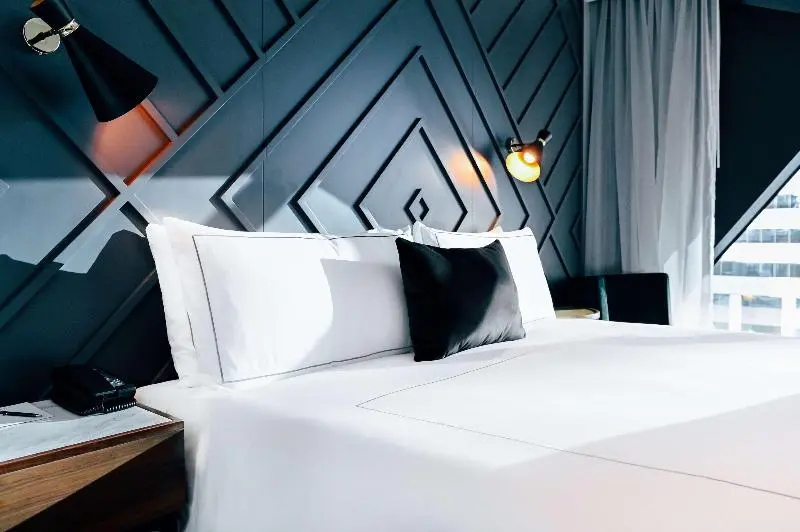 キングサイズベッドのデラックスルーム, West Hotel Sydney, Curio Collection By Hilton