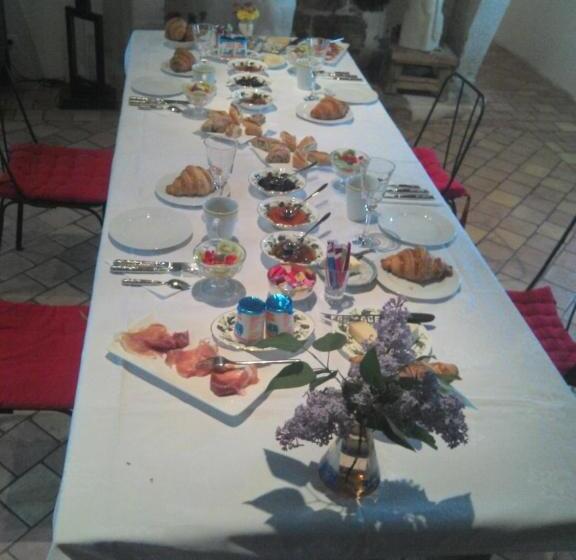 غرفة قياسية, Chateau De Champdolent