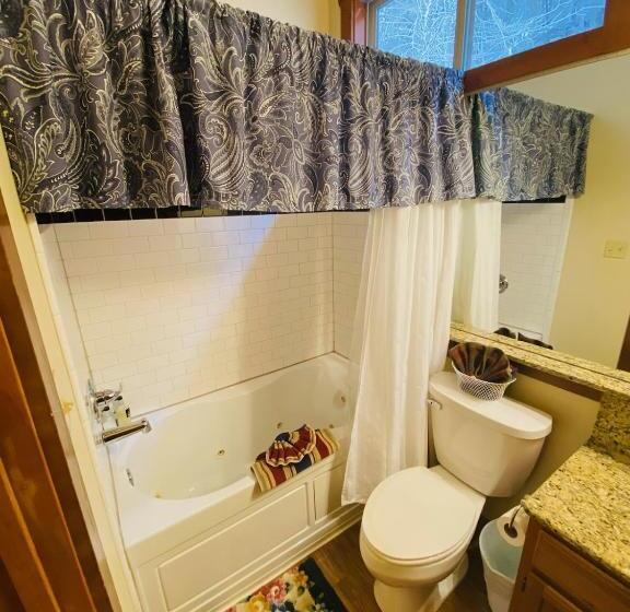 غرفة قياسية, All Seasons Treehouse Village