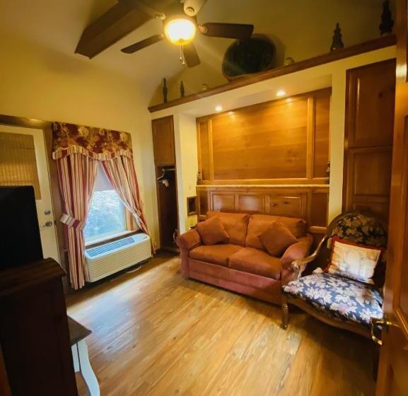 غرفة قياسية, All Seasons Treehouse Village