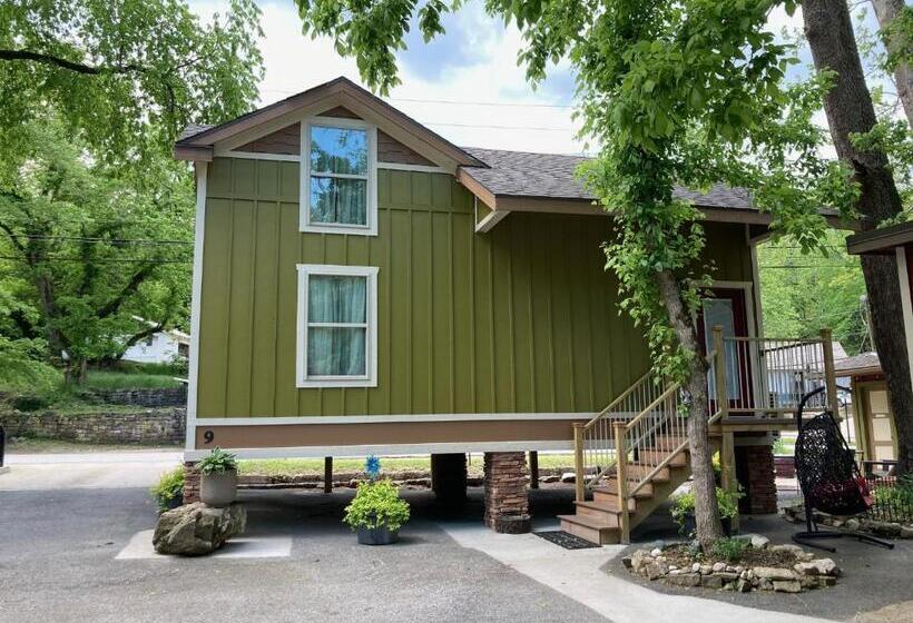 غرفة قياسية سرير كينج, All Seasons Treehouse Village