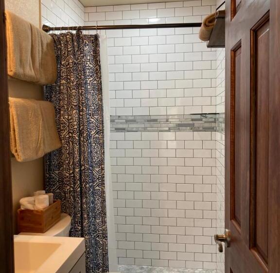 غرفة قياسية سرير كينج, All Seasons Treehouse Village