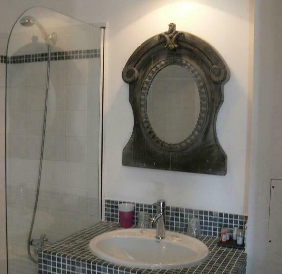 חדר סטנדרט לשלושה, L île ô Château