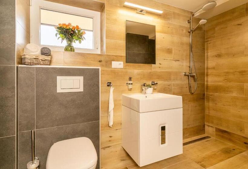 Апартаменты 1 Спальня с Балконом, Villa Gloria Rooms & Apartments