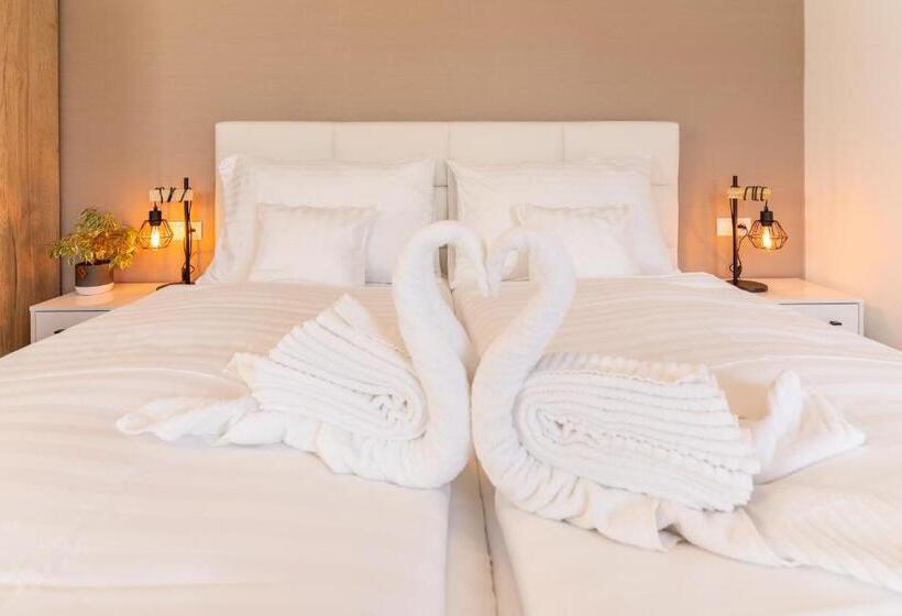 Номер Deluxe с Балконом, Villa Gloria Rooms & Apartments