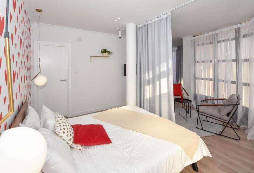 استودیوی لوکس, Hostel Havana