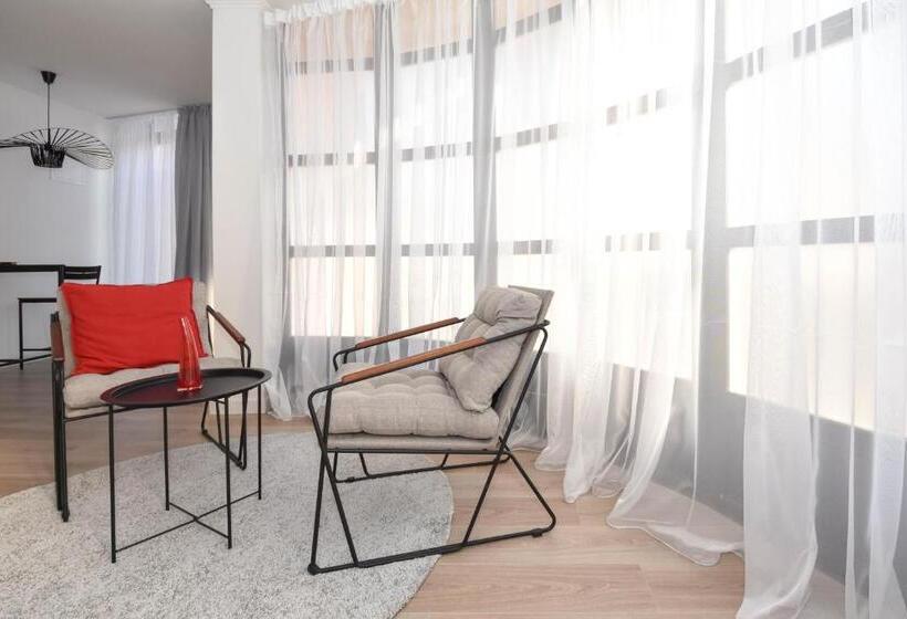 استودیوی لوکس, Hostel Havana