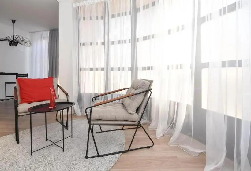 استودیوی لوکس, Hostel Havana