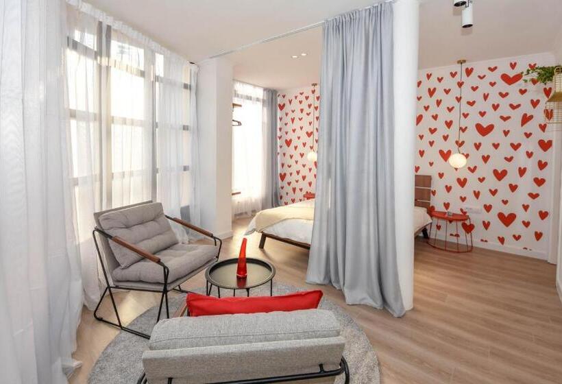 استودیوی لوکس, Hostel Havana