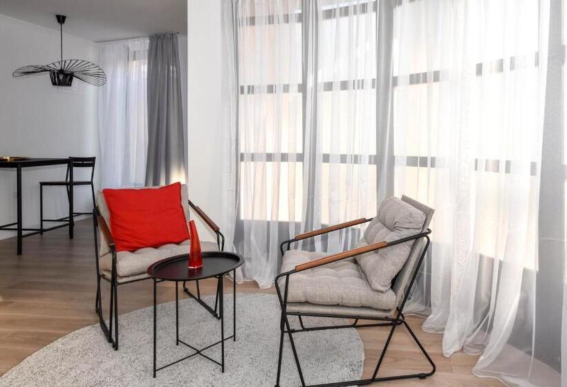 استودیوی لوکس, Hostel Havana