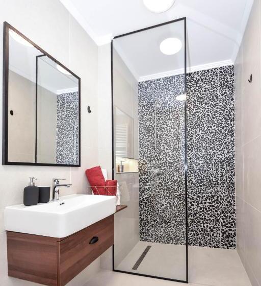 استودیوی لوکس, Hostel Havana