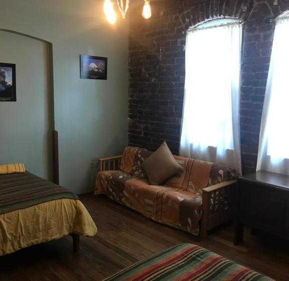 Четырехместный номер эконом класса с общей ванной комнатой, Blue House Youth Hostel