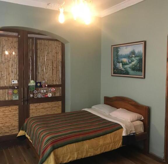 Четырехместный номер эконом класса с общей ванной комнатой, Blue House Youth Hostel