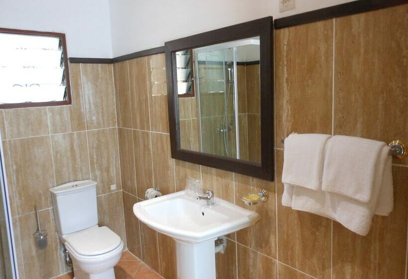 بانگلوی لوکس, Saara