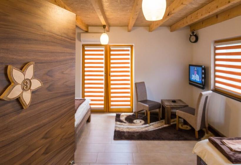 اتاق راحتی سه تخته, Motel Orhideja