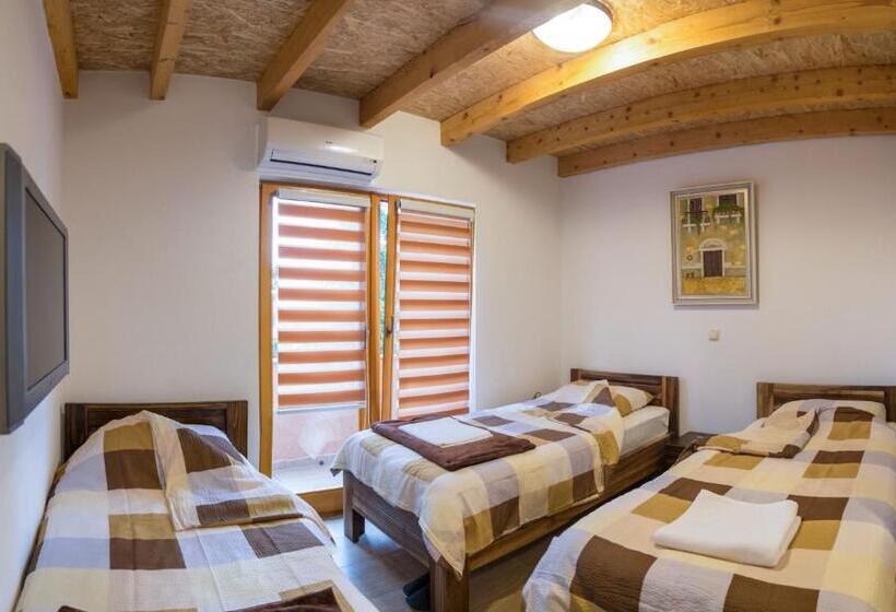 اتاق استاندارد با بالکن, Motel Orhideja