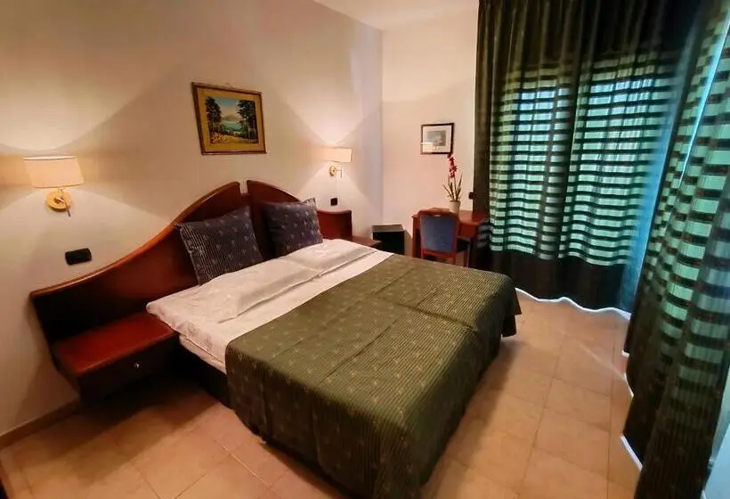 Superior room with lake view, Villa Isabella