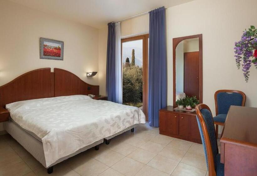 Superior room with lake view, Villa Isabella