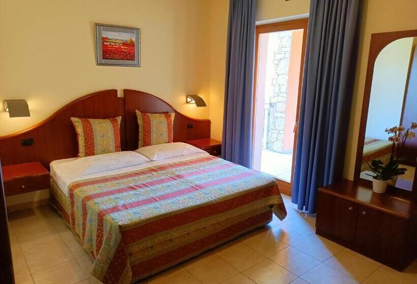 جناح جونيور, Villa Isabella