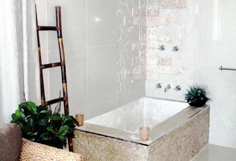 1 Bedroom Penthouse Apartment, Vanuatu Beachfront Apartments