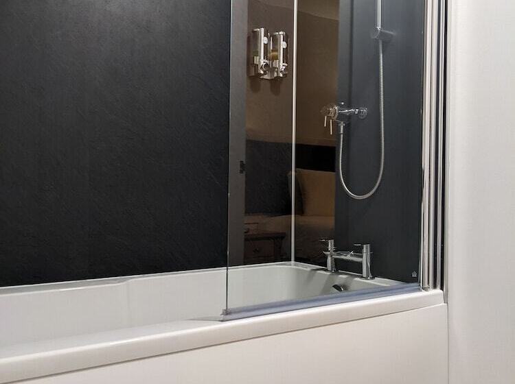 패밀리 룸, Ferry Inn