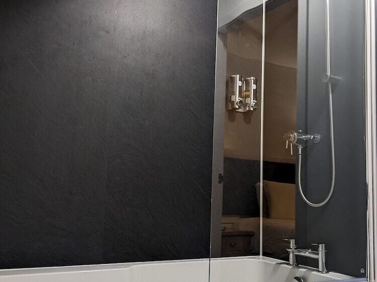 家庭间, Ferry Inn