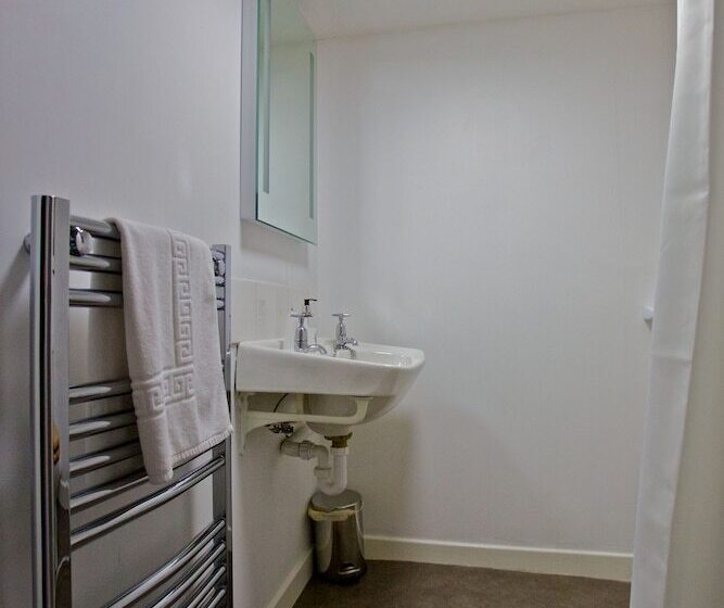 חדר משפחתי, Ferry Inn