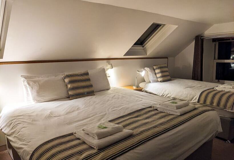 חדר משפחתי, Ferry Inn