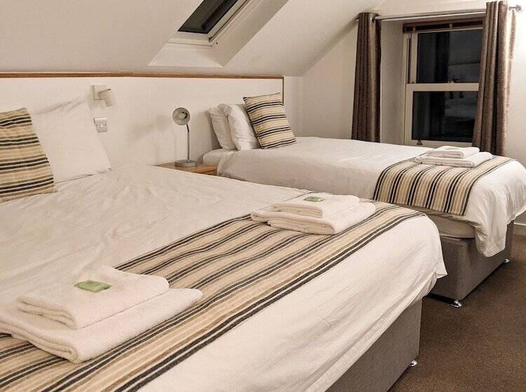 חדר משפחתי, Ferry Inn