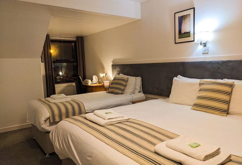 חדר משפחתי, Ferry Inn